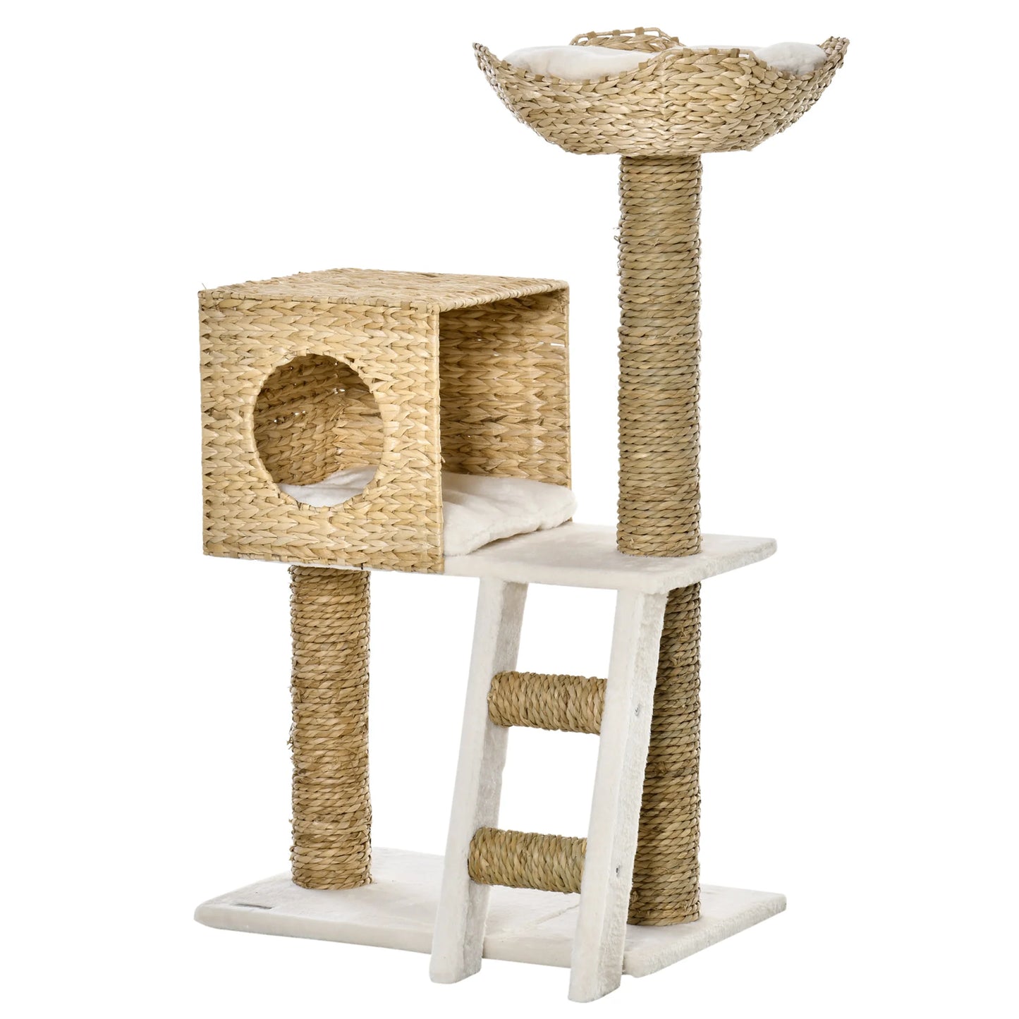Vue de profil d'un arbre à chat naturel en jacinthe d'eau tressée. Cet arbre chat élégant dispose d'une niche cubique avec coussin et d'un panier en hauteur. Poteaux robustes en arbre chat sisal pour l'entretien des griffes. Design bohème-chic sur socle en peluche blanche.