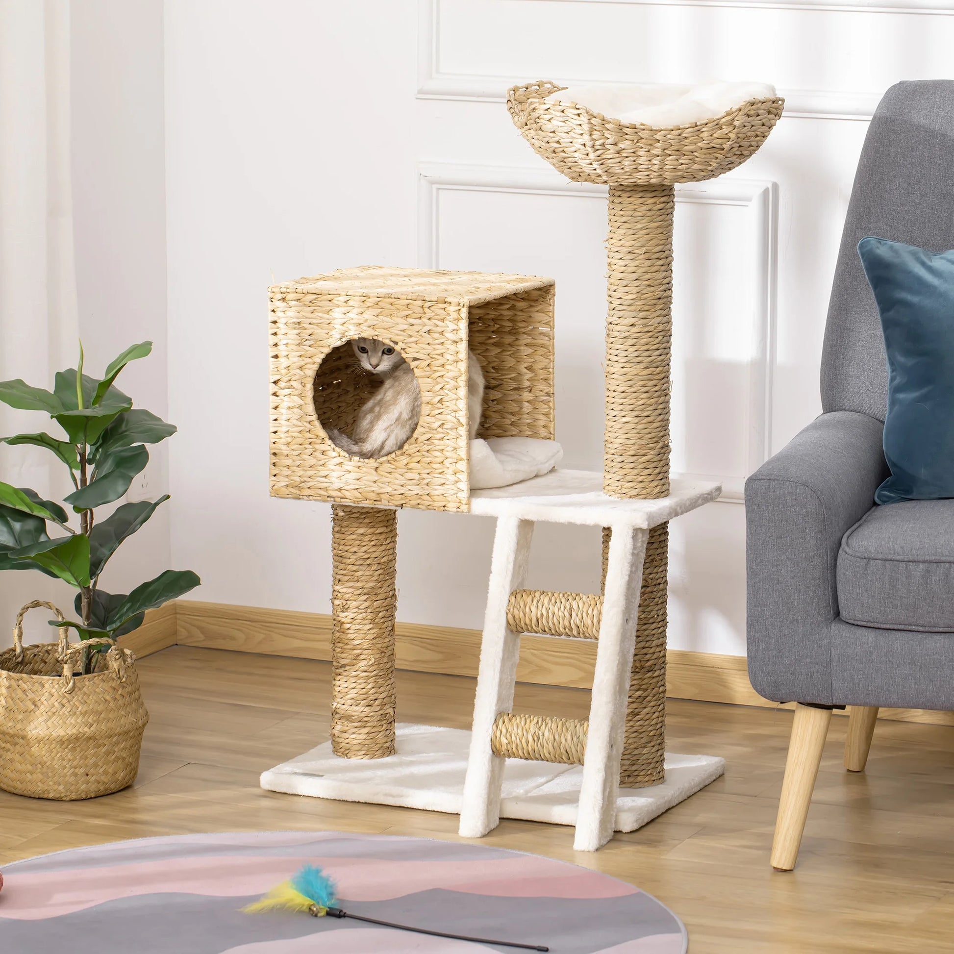 Arbre à chat sisal naturel tressé et peluche blanche. Cet arbre chat design comprend une niche cubique avec un chat à l'intérieur, une échelle, des poteaux griffoirs et un panier supérieur. Parfait comme arbre chat bohème.