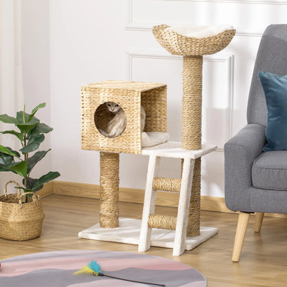 Arbre à chat sisal naturel tressé et peluche blanche. Cet arbre chat design comprend une niche cubique avec un chat à l'intérieur, une échelle, des poteaux griffoirs et un panier supérieur. Parfait comme arbre chat bohème.