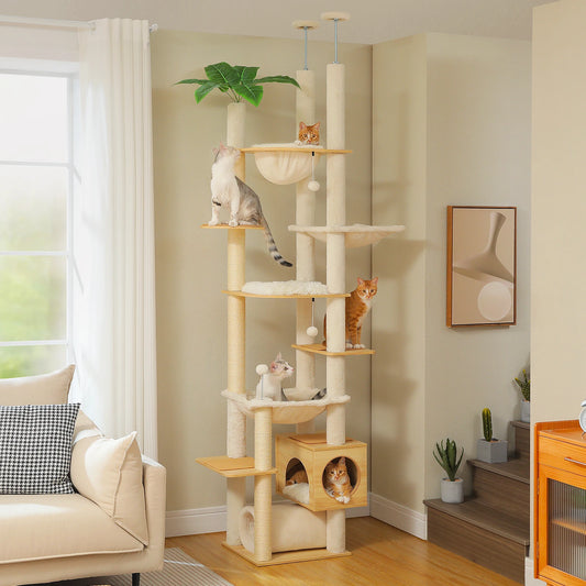 Arbre à chat sol-plafond beige au salon : trois poteaux, niche en bois, tunnel et chats à chaque niveau — Les Trésors d'Owka