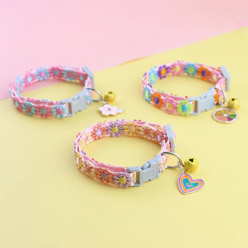Trois colliers pour chat roses ornés de broderies de fleurs en relief et pendentifs charms (cœur, orange, fleur). Cet ensemble pour collier chaton est réglable avec une boucle de sécurité et un grelot doré. Accessoires de luxe pour chat au design bohème et printanier. Gamme premium Les Trésors d'Owka.