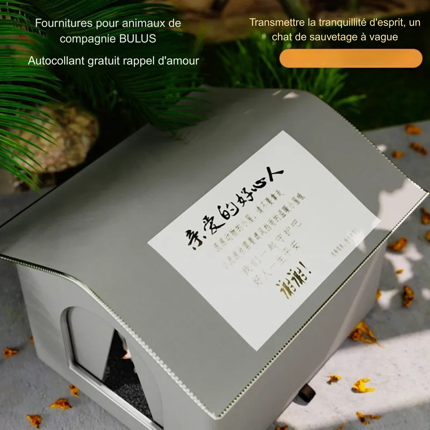 Zoom sur le toit d'un abris chat gris montrant l'autocollant gratuit de sensibilisation pour protéger les animaux errants. L'image présente cette maison a chat extérieure étanche dans un environnement de jardin. Maison chat exterieur sécurisée avec message de rappel d'amour. Qualité Les Trésors d'Owka.