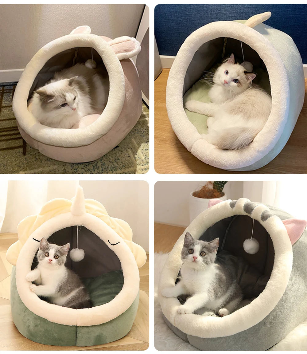 Montage montrant quatre modèles de panier chat igloo utilisés par des chats : rose, gris, vert menthe et licorne vert sauge. L'image présente ce coussin à chat fermé avec pompon suspendu et bordure peluche ultra-douce. Lit protecteur, chaud et sécurisant pour animal, idéal comme coussin pour chat cocooning. Qualité Les Trésors d'Owka.