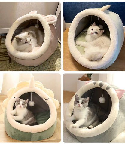 Montage montrant quatre modèles de panier chat igloo utilisés par des chats : rose, gris, vert menthe et licorne vert sauge. L'image présente ce coussin à chat fermé avec pompon suspendu et bordure peluche ultra-douce. Lit protecteur, chaud et sécurisant pour animal, idéal comme coussin pour chat cocooning. Qualité Les Trésors d'Owka.