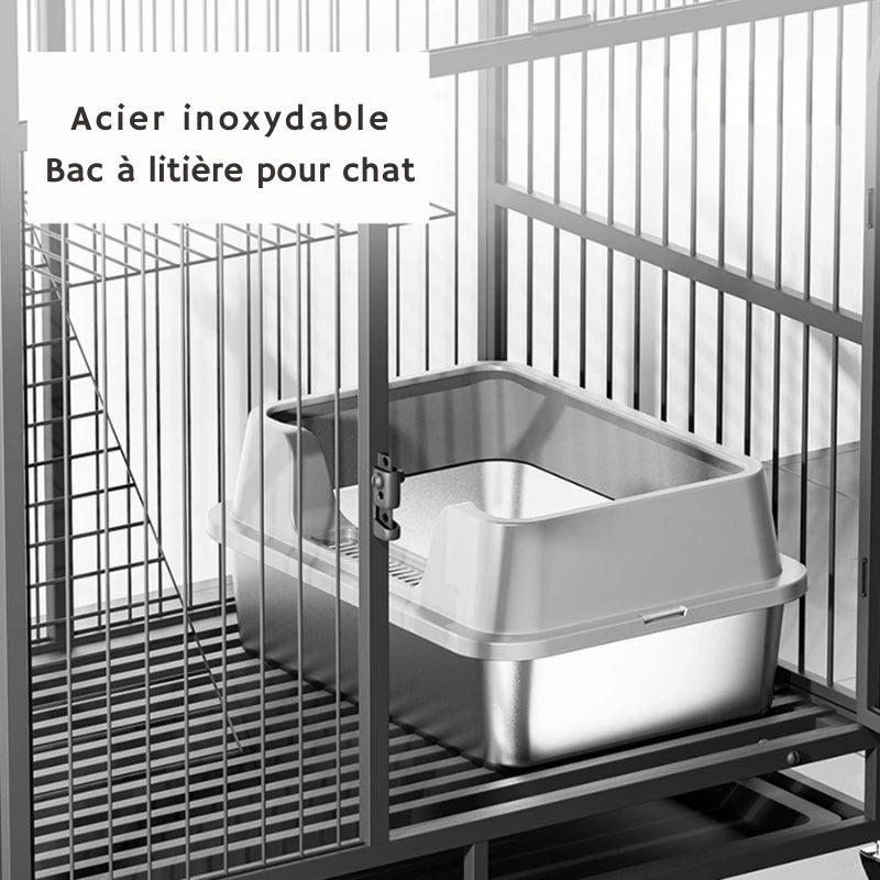 Bac à litière chat en acier inoxydable avec rebords gris clair, installé à l'intérieur d'une cage métallique grise. Un bac a litiere résistant et facile à désinfecter, idéal comme bac à litière pour chaton en environnement sécurisé.