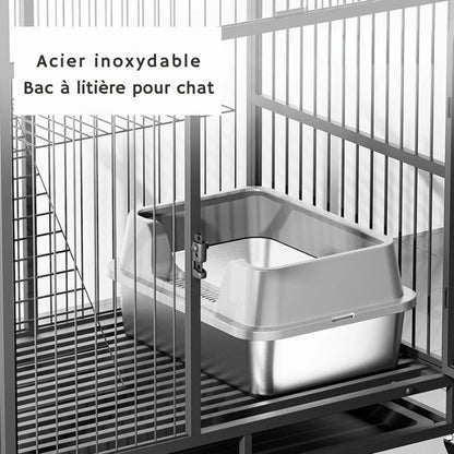 Bac à litière chat en acier inoxydable avec rebords gris clair, installé à l'intérieur d'une cage métallique grise. Un bac a litiere résistant et facile à désinfecter, idéal comme bac à litière pour chaton en environnement sécurisé.