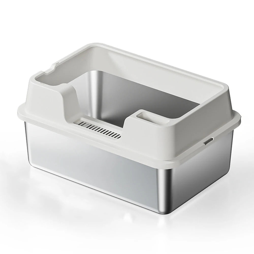 Vue de trois-quarts d'un bac à litière chat haut de gamme avec cuve en acier inoxydable et rebord supérieur blanc. Comprend une entrée basse ergonomique et une grille intégrée, idéal comme bac à litière pour chaton facile d'entretien.