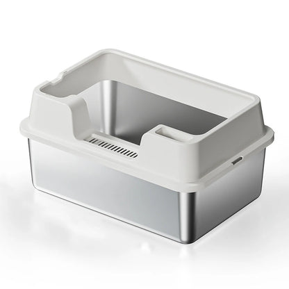 Vue de trois-quarts d'un bac à litière chat haut de gamme avec cuve en acier inoxydable et rebord supérieur blanc. Comprend une entrée basse ergonomique et une grille intégrée, idéal comme bac à litière pour chaton facile d'entretien.