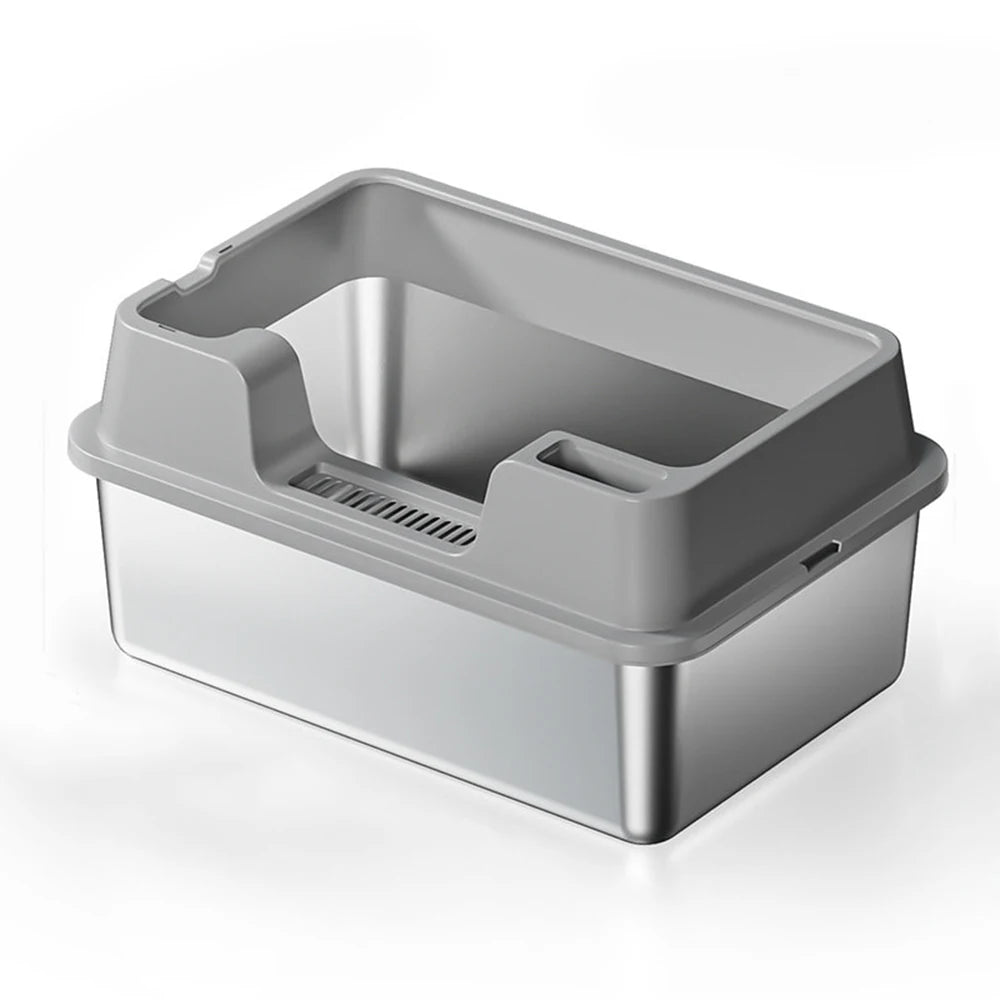 Vue de trois-quarts d'un bac à litière chat moderne avec cuve en acier inoxydable et rebords hauts gris. Comprend une entrée basse ergonomique et une grille intégrée, idéal comme bac à litière pour chaton pour faciliter l'apprentissage de la propreté.