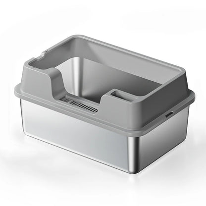 Vue de trois-quarts d'un bac à litière chat moderne avec cuve en acier inoxydable et rebords hauts gris. Comprend une entrée basse ergonomique et une grille intégrée, idéal comme bac à litière pour chaton pour faciliter l'apprentissage de la propreté.