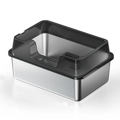Vue de trois-quarts d'un bac à litière chat haut de gamme avec cuve en acier inoxydable et rebord supérieur noir élégant. Comprend une entrée basse ergonomique et une grille intégrée, idéal comme bac à litière pour chaton facile d'entretien.