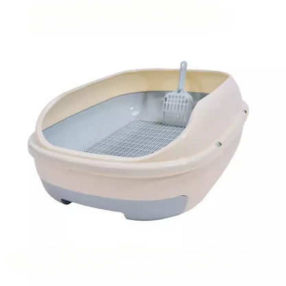 Bac à litière chat ouvert au design moderne de couleur crème et gris. Ce modèle ergonomique inclut une grille de tamisage intégrée pour séparer facilement les déchets et une pelle assortie, idéal comme bac à litière pour chaton spacieux et facile d'accès.