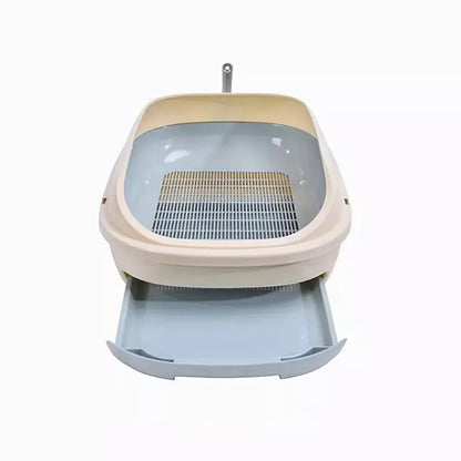 Vue de face d'un bac à litière chat ouvert beige et bleu clair montrant le tiroir coulissant amovible et la grille de tamisage intégrée. Ce bac a litiere ergonomique facilite le tri des déchets, idéal comme premier bac à litière pour chaton pour un entretien sans effort.