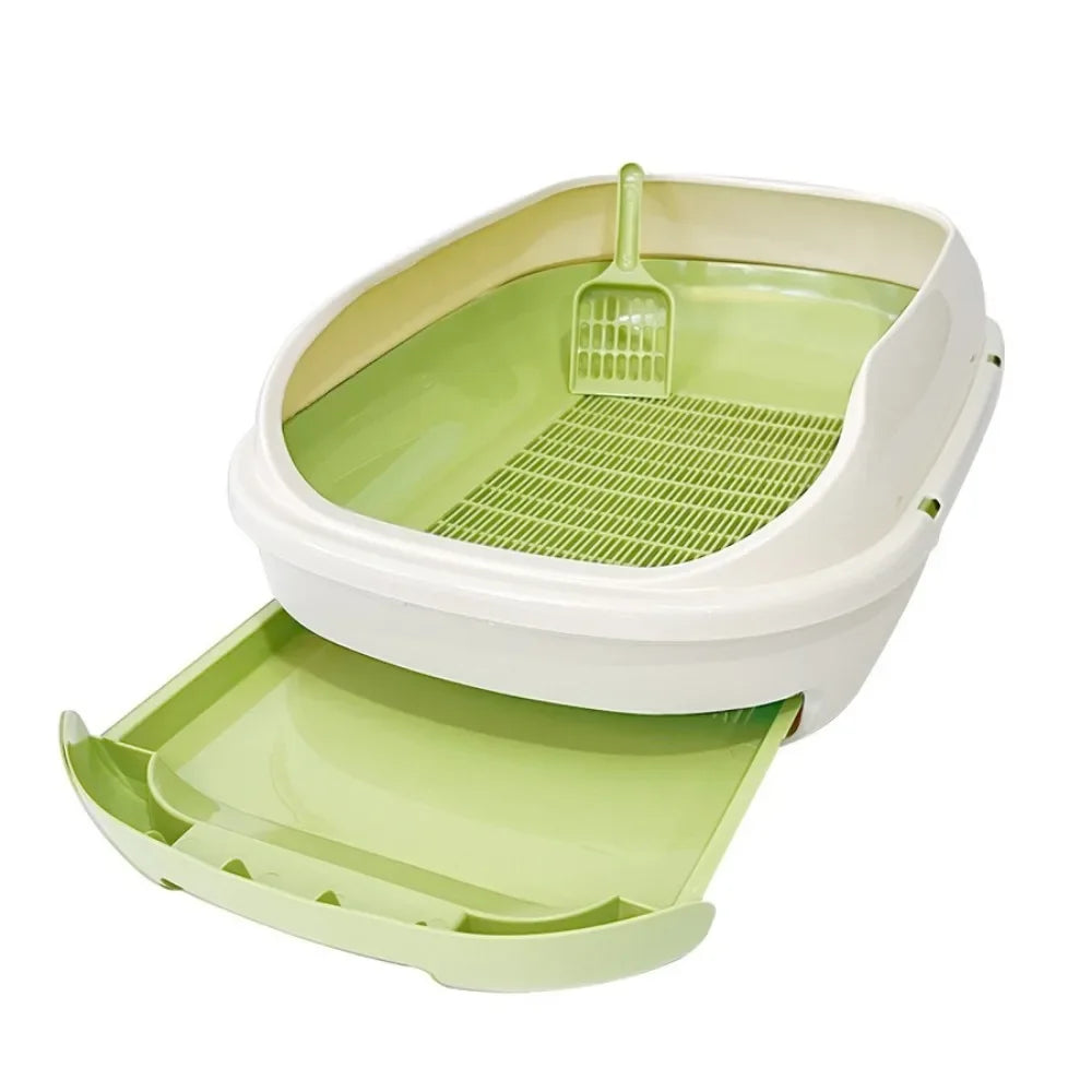 Vue de trois-quarts d'un bac à litière chat ouvert blanc et vert pomme montrant le tiroir coulissant amovible et la grille de tamisage intégrée. Ce bac a litiere ergonomique facilite le tri des déchets, idéal comme premier bac à litière pour chaton pour un entretien sans effort.