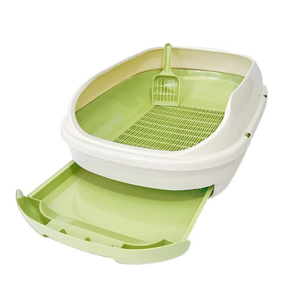 Vue de trois-quarts d'un bac à litière chat ouvert blanc et vert pomme montrant le tiroir coulissant amovible et la grille de tamisage intégrée. Ce bac a litiere ergonomique facilite le tri des déchets, idéal comme premier bac à litière pour chaton pour un entretien sans effort.