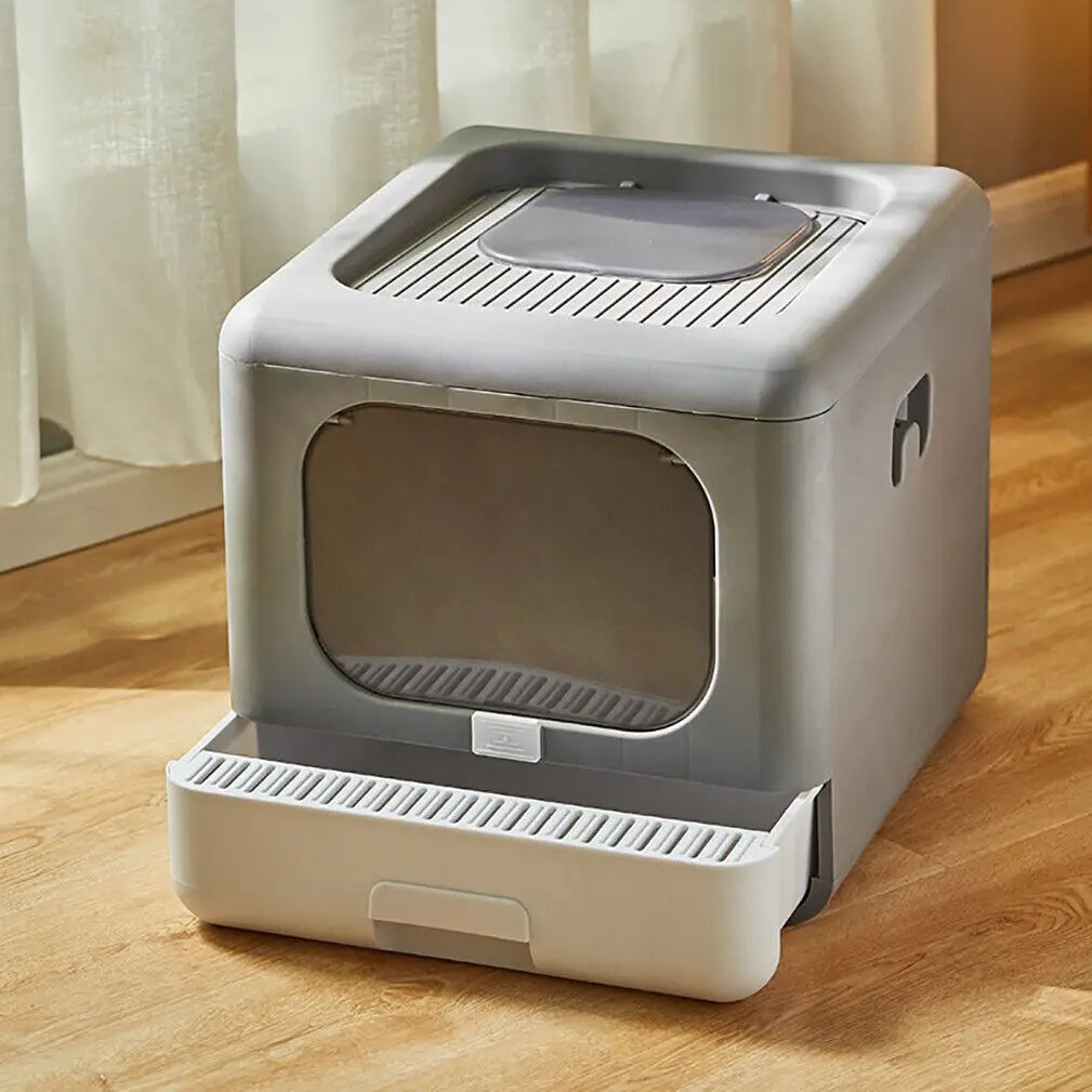 Bac à litière chat fermé gris et blanc avec tiroir de nettoyage coulissant ouvert à l'avant. Cette maison de toilette moderne possède un toit avec grille et une porte battante, idéale comme bac à litière pour chaton pour maintenir un sol propre.