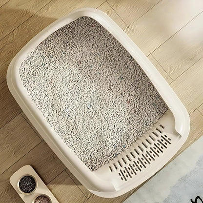 image du bac a litière a bord haut beige pour chaton remplie de litiere vu du haut