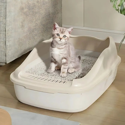 bac a litière a bord haut beige pour chaton remplie de litiere vu du de coté  avec un chaton faisant des besoin dedans 