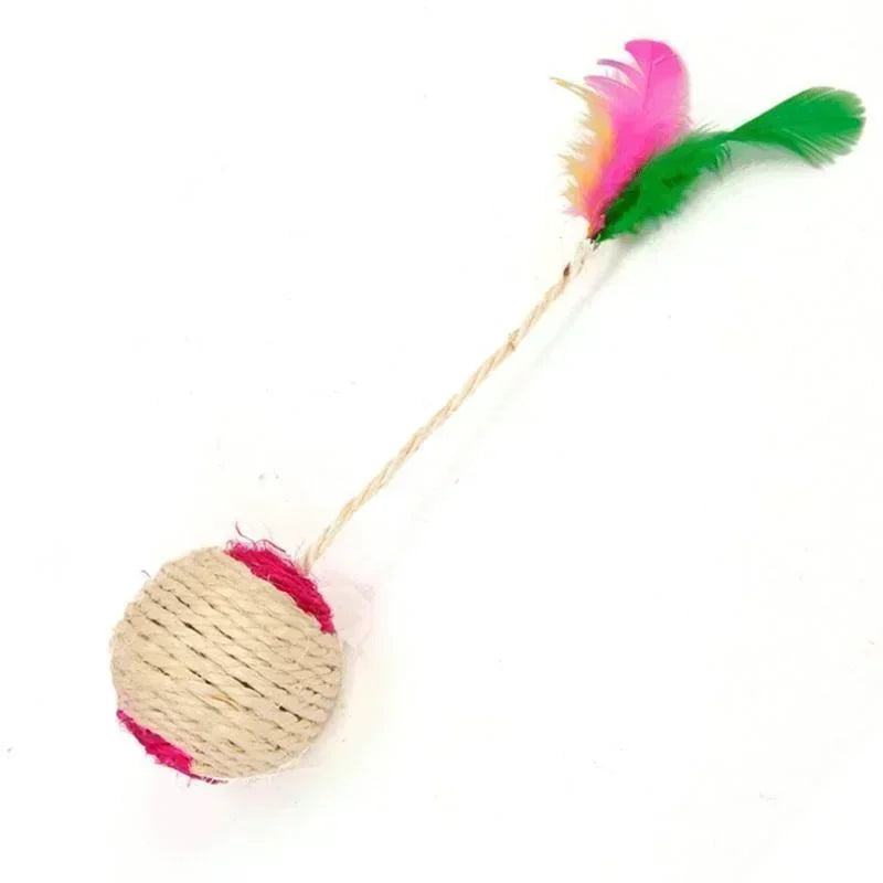 Balle pour chat en sisal naturel tressé avec base rose, surmontée d'une tige flexible et de plumes multicolores (rose et vert) pour stimuler l'instinct de jeu.