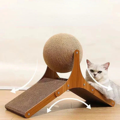 Chat blanc utilisant une balle griffoir rotative en sisal naturel montée sur un support triangulaire en bois avec flèches indiquant le mouvement de bascule interactif.