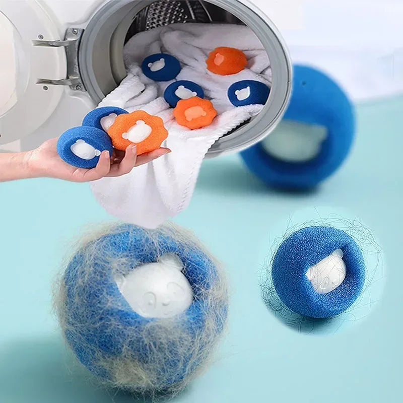 Photographie de démonstration montrant l'efficacité extrême des balles de lavage anti poils chat de la marque Les Trésors d'Owka. L'image met en avant une balle anti poils bleue recouverte d'une grande quantité de poils d'animaux capturés après un cycle en machine à laver. À l'arrière-plan, plusieurs balles collectrices (bleues et oranges) en forme de panda sont insérées dans le tambour d'un lave-linge avec du linge blanc. Ces accesoires chat indispensables utilisent une mousse haute densité pour emprisonne