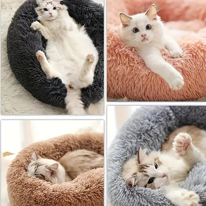 Montage de quatre photos montrant des chats blancs et tigrés dormant confortablement dans des paniers ronds apaisants en fausse fourrure de couleurs anthracite, rose, marron et gris.