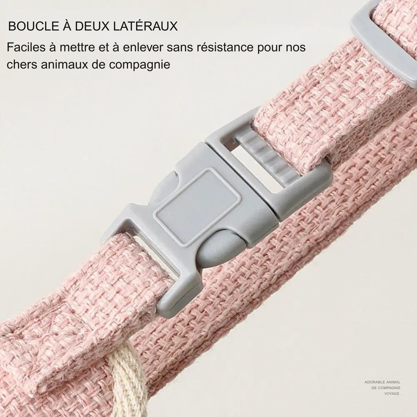 Gros plan sur la boucle de sécurité à deux latéraux d'un harnais pour chat rose. Système de fermeture rapide et sans résistance pour un enfilage facile. Ce harnais chat ajustable en tissu tressé garantit un confort maximal pour les sorties. Un accessoire de type harnais animaux haute qualité conçu pour réduire le stress lors de la mise en place.