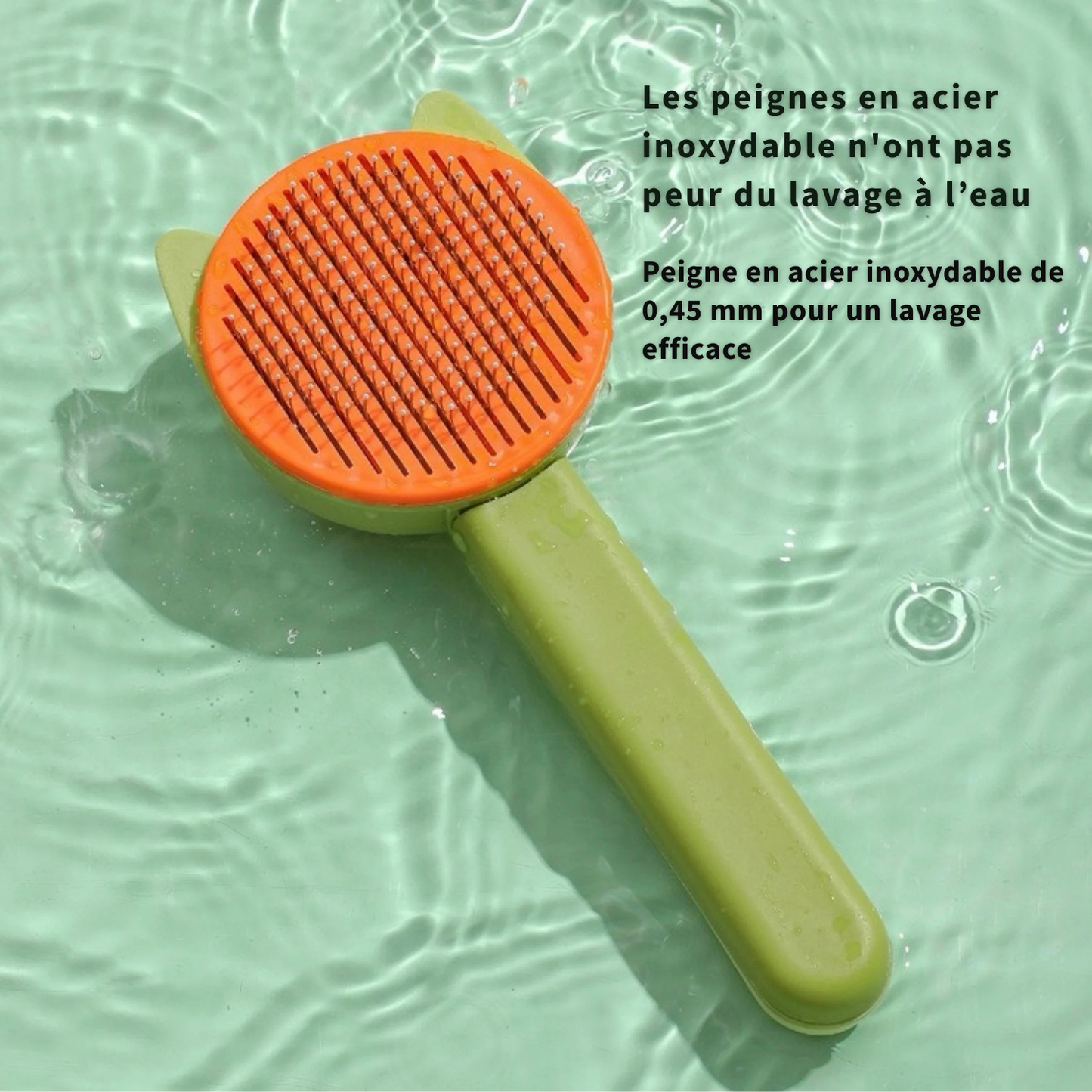 Gros plan d'une brosse autonettoyante pour chat avec peigne en acier inoxydable de 0,45 mm, résistante à l'eau et lavable pour un entretien hygiénique et durable.