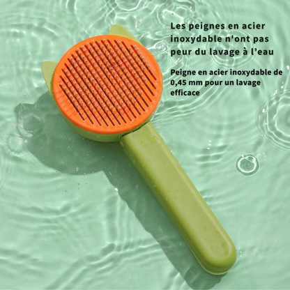 Gros plan d'une brosse autonettoyante pour chat avec peigne en acier inoxydable de 0,45 mm, résistante à l'eau et lavable pour un entretien hygiénique et durable.