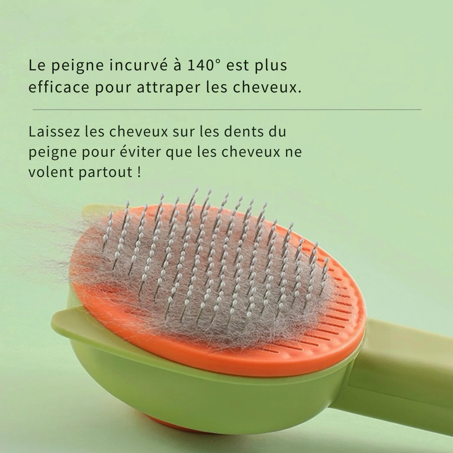 Brosse pour chat avec peigne incurvé à 140 degrés capturant efficacement les poils morts sur les dents pour éviter qu'ils ne s'envolent pendant le toilettage.