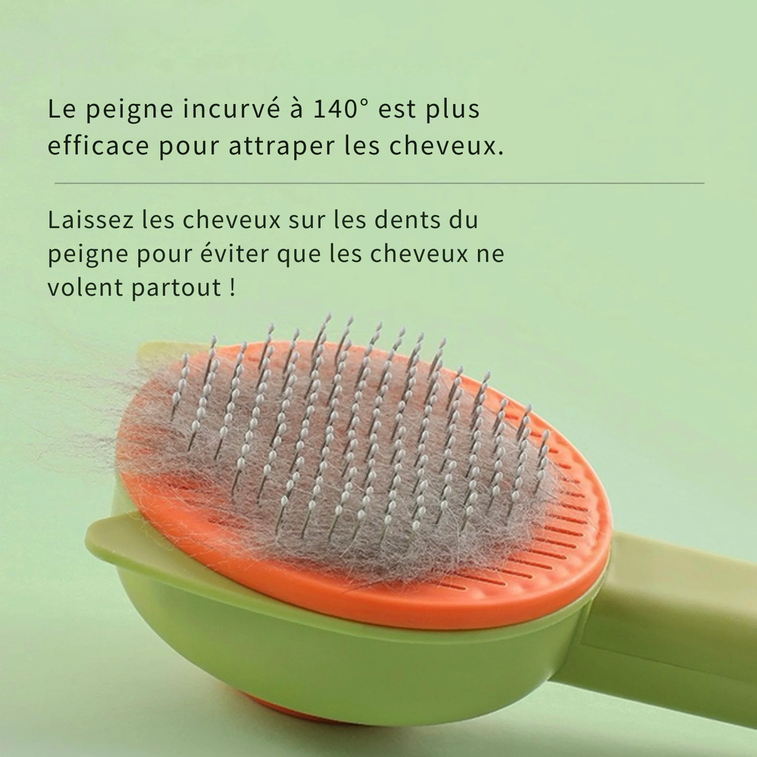 Brosse pour chat avec peigne incurvé à 140 degrés capturant efficacement les poils morts sur les dents pour éviter qu'ils ne s'envolent pendant le toilettage.