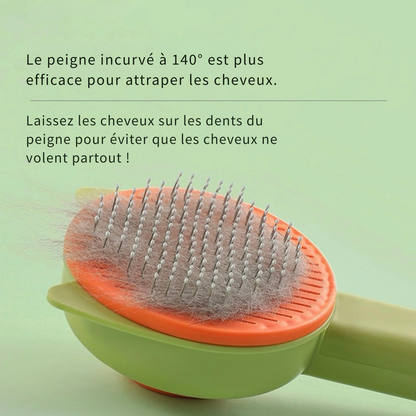 Brosse pour chat avec peigne incurvé à 140 degrés capturant efficacement les poils morts sur les dents pour éviter qu'ils ne s'envolent pendant le toilettage.