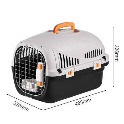 Caisse de transport rigide pour chat noire et grise avec dimensions techniques (495x320x326mm), grille métallique de sécurité, verrous orange et poignée ergonomique.
