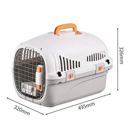 Caisse de transport rigide pour chat gris et blanc avec dimensions techniques (495x320x326mm), grille métallique de sécurité, verrous orange et poignée ergonomique.