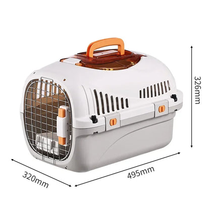 Caisse de transport rigide pour chat gris et blanc avec dimensions techniques (495x320x326mm), grille métallique de sécurité, verrous orange et poignée ergonomique.
