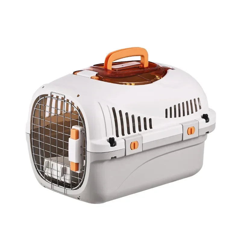 Caisse de transport rigide pour chat grise et blanche, équipée d'une grille métallique frontale, de verrous orange haute sécurité et d'une large trappe d'ouverture supérieure transparente avec poignée ergonomique.