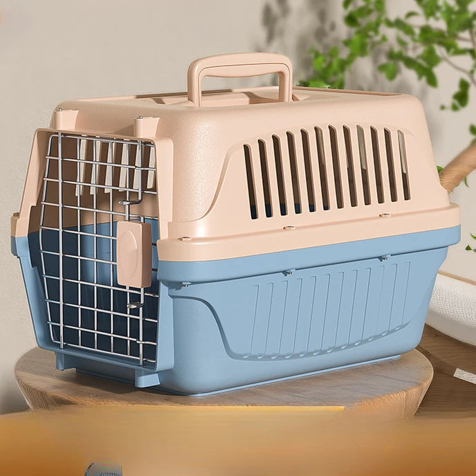 Caisse de transport rigide bicolore beige et bleu ciel pour chat ou petit chien, dotée d'une porte en grille métallique sécurisée, de larges fentes de ventilation et d'une poignée ergonomique.