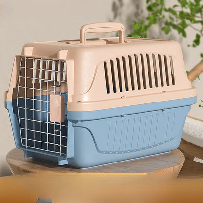 Caisse de transport rigide bicolore beige et bleu ciel pour chat ou petit chien, dotée d'une porte en grille métallique sécurisée, de larges fentes de ventilation et d'une poignée ergonomique.