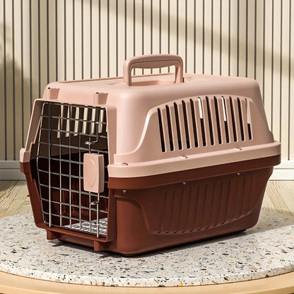 Caisse de transport rigide bicolore beige et marron pour chat ou petit chien, dotée d'une porte en grille métallique sécurisée, de fentes de ventilation latérales et d'une poignée de transport ergonomique.