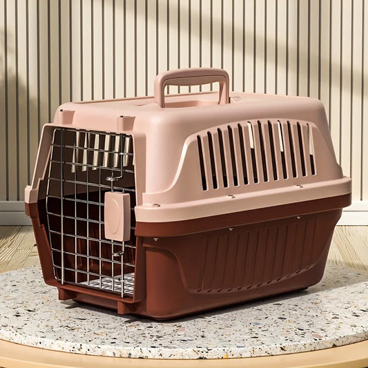 Caisse de transport rigide bicolore beige et marron pour chat ou petit chien, dotée d'une porte en grille métallique sécurisée, de fentes de ventilation latérales et d'une poignée de transport ergonomique.