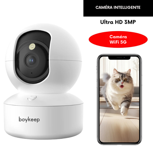 Smart camera de surveillance animaux Ultra HD 3MP avec connexion 5G WiFi rapide. Un smartphone affiche l'image nette d'un chat en mouvement. Cette caméra chat et caméra chien rotative offre une vision fluide et haute définition pour surveiller vos animaux de compagnie sans latence. Marque Boykeep, design blanc moderne.