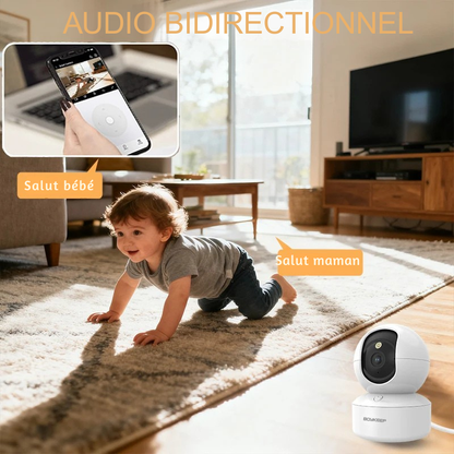 Caméra de surveillance animaux Boykeep avec fonction Two Way Audio pour parler en direct. L'image montre une maman communiquant via smartphone avec son enfant dans le salon. Cette caméra chat et caméra chien haute performance permet d'écouter et de rassurer vos animaux à distance.