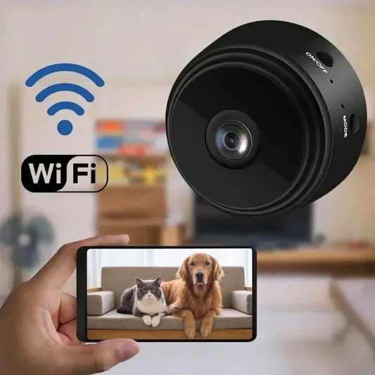 Mini caméra surveillance chat et chien sans fil connectée en WiFi, vision nocturne HD visualisée sur smartphone montrant un chien et un chat sur un canapé. Idéale comme caméra animaux pour surveiller vos compagnons à distance.