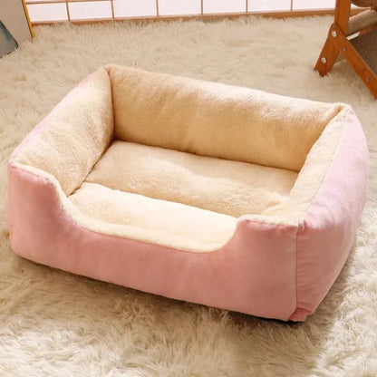 Canapé pour chat rectangulaire rose avec bords surélevés, extérieur en velours rose poudré et intérieur en peluche beige ultra-douce, posé sur un tapis en fourrure blanche.