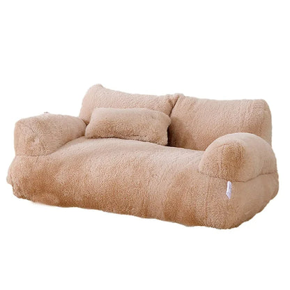 Panier chat design canapé beige en peluche Sherpa ultra-moelleuse détouré sur fond blanc. L'image montre ce coussin pour chat luxe avec dossier double et accoudoirs. Sofa lit chaud, épais et élégant pour un confort type coussin a chat. Qualité supérieure Les Trésors d'Owka.