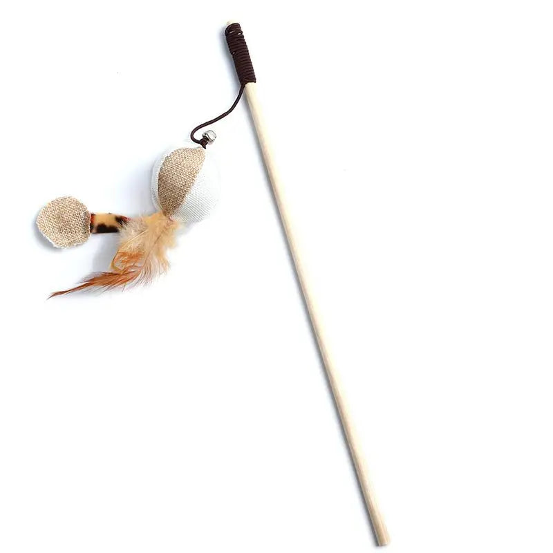 Canne à pêche pour chat avec manche long en bois naturel, dotée d'un jouet suspendu composé d'une balle bicolore en toile de jute blanche et beige, agrémentée de plumes rousses et d'une petite clochette argentée.