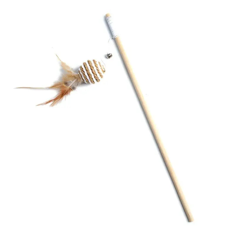 Canne à pêche pour chat avec manche long en bois naturel, dotée d'une balle suspendue bicolore en sisal tressé blanc et beige, agrémentée de plumes rousses et d'une petite clochette argentée.