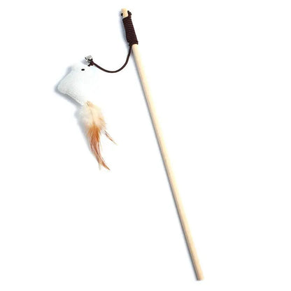 Canne à pêche pour chat avec manche long en bois naturel, dotée d'un oiseau suspendu en tissu blanc texturé agrémenté de plumes rousses et d'une petite clochette argentée.