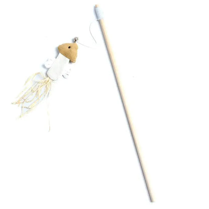 Canne à pêche pour chat avec manche long en bois naturel, dotée d'un poisson suspendu en tissu blanc et beige avec traîne en raphia naturel et une petite clochette argentée.