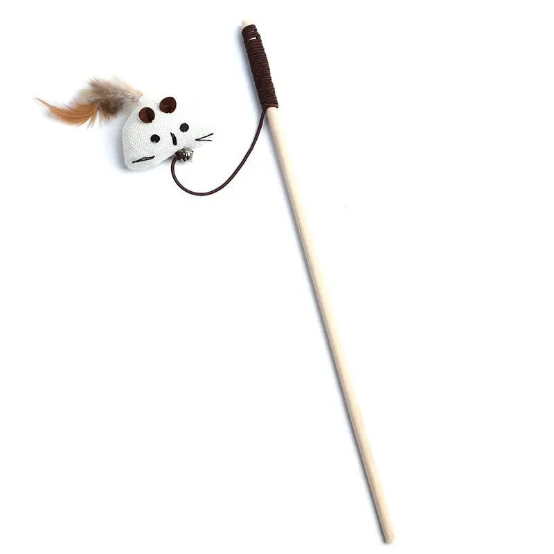 Canne à pêche pour chat avec manche long en bois naturel, dotée d'une souris suspendue en tissu blanc texturé agrémentée de plumes brunes et d'une petite clochette argentée.